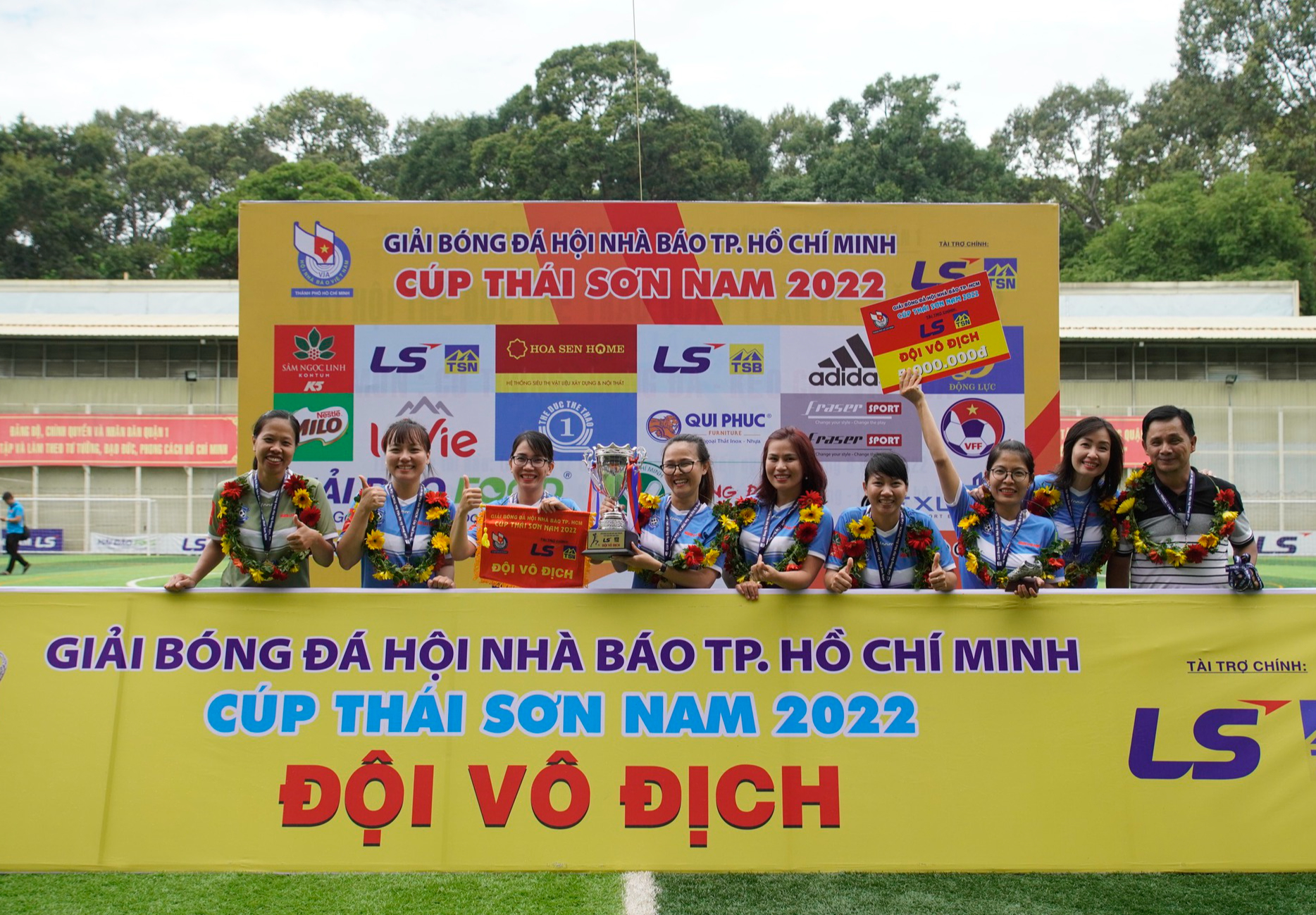 B&aacute;o Người Lao Động v&ocirc; địch b&oacute;ng đ&aacute; nữ Hội Nh&agrave; b&aacute;o TP HCM 2022 - Ảnh 4.