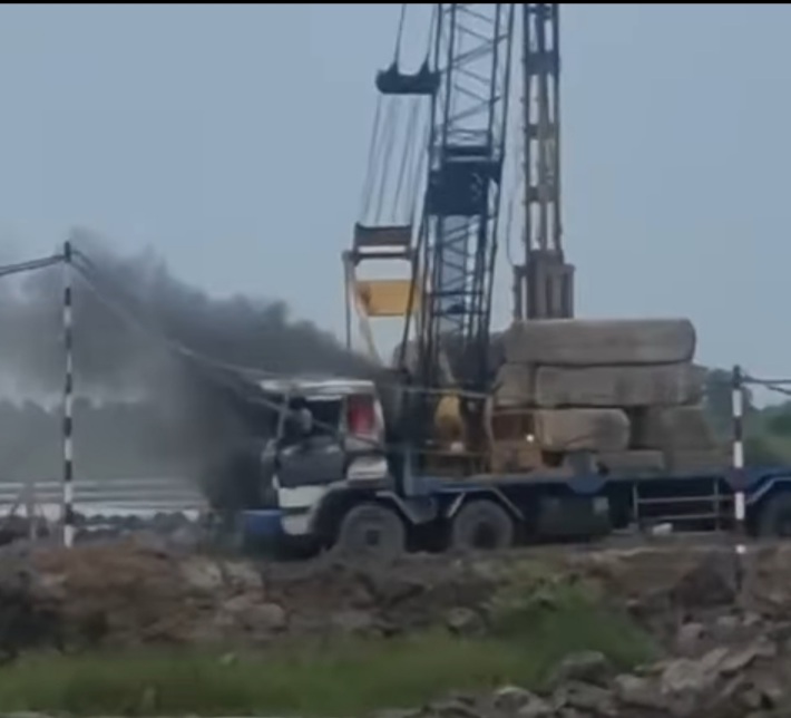 CLIP: Xe tải bốc ch&aacute;y dữ dội, t&agrave;i xế tho&aacute;t được ra ngo&agrave;i - Ảnh 1.