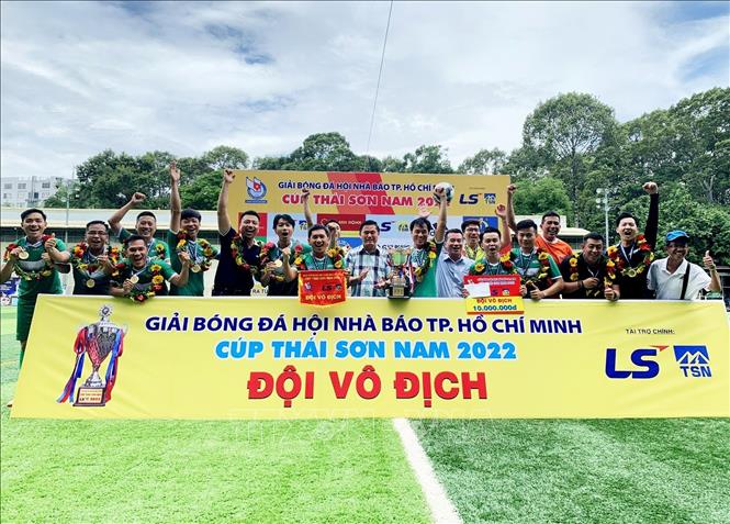 B&aacute;o Người Lao Động v&ocirc; địch b&oacute;ng đ&aacute; nữ Hội Nh&agrave; b&aacute;o TP HCM 2022 - Ảnh 5.