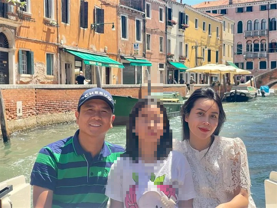 Vợ chồng Hồ Hoài Anh - Lưu Hương Giang nghỉ hè ở châu Âu