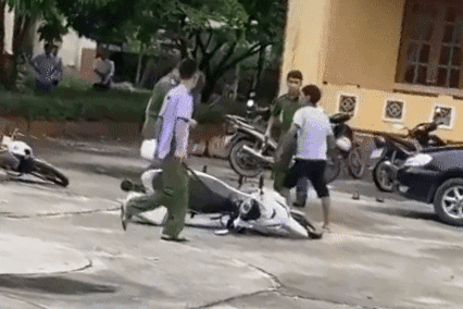 Người đàn ông đuổi chém công an tại trụ sở UBND - Ảnh 1.