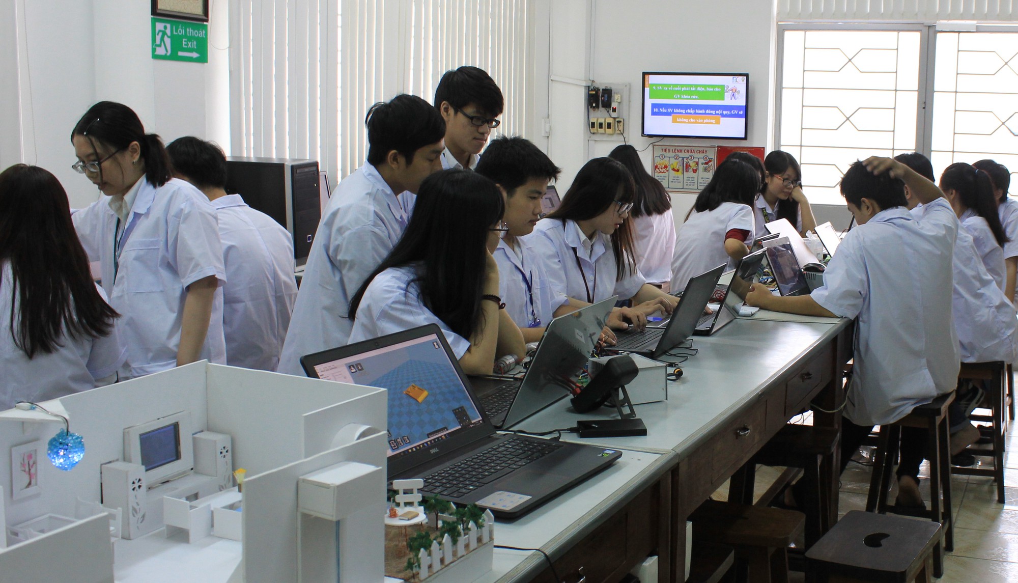 Trường ĐH Khoa học Tự nhi&ecirc;n mở ng&agrave;nh C&ocirc;ng nghệ vật l&yacute; điện tử v&agrave; tin học - Ảnh 2.