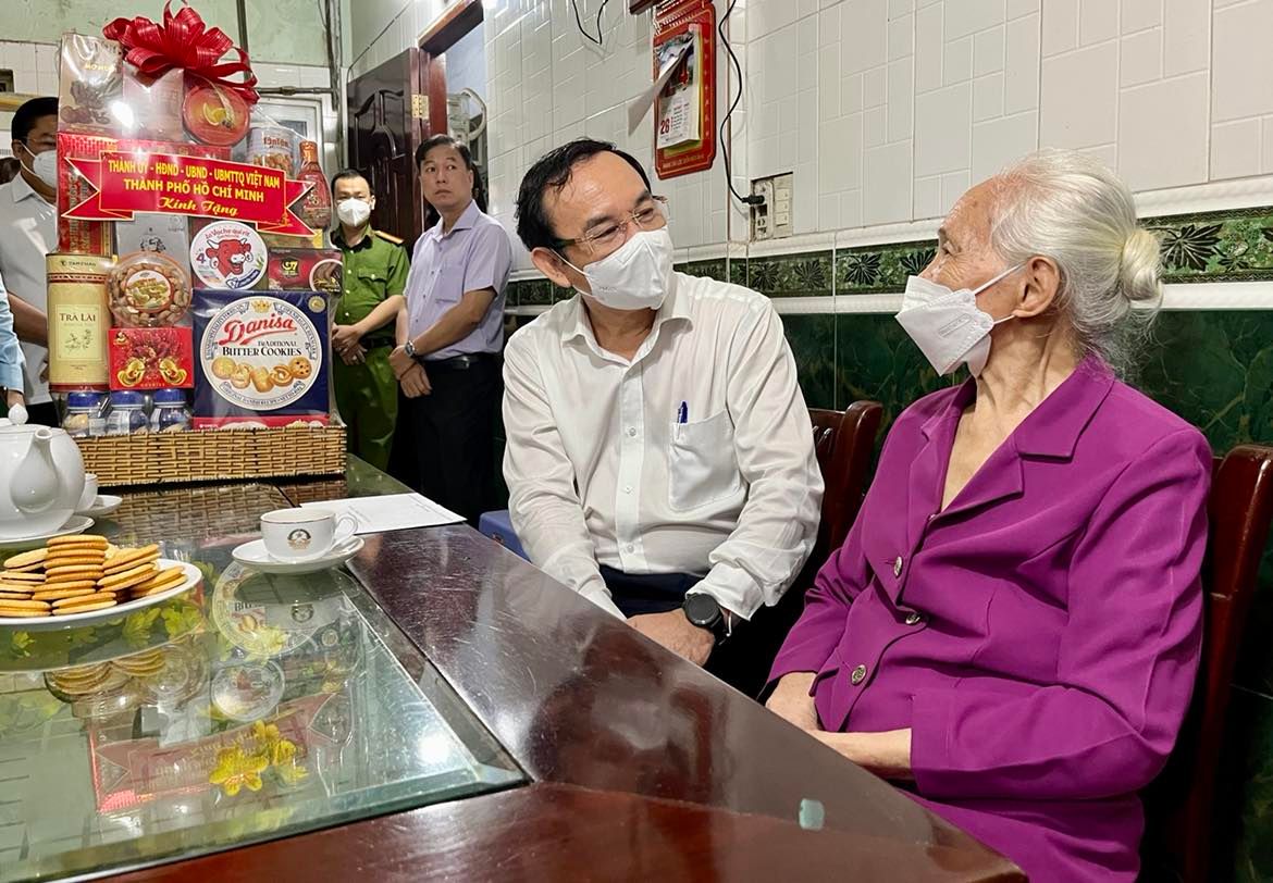 Bí thư Nguyễn Văn Nên thăm Mẹ Việt Nam anh hùng