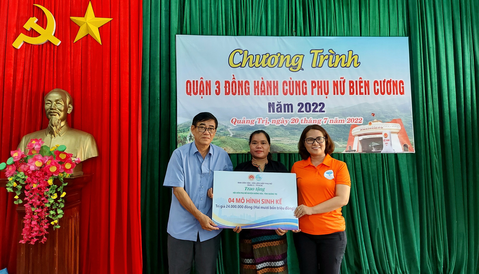 Người d&acirc;n v&ugrave;ng bi&ecirc;n x&uacute;c động nhận cờ Tổ quốc bi&ecirc;n cương - Ảnh 3.
