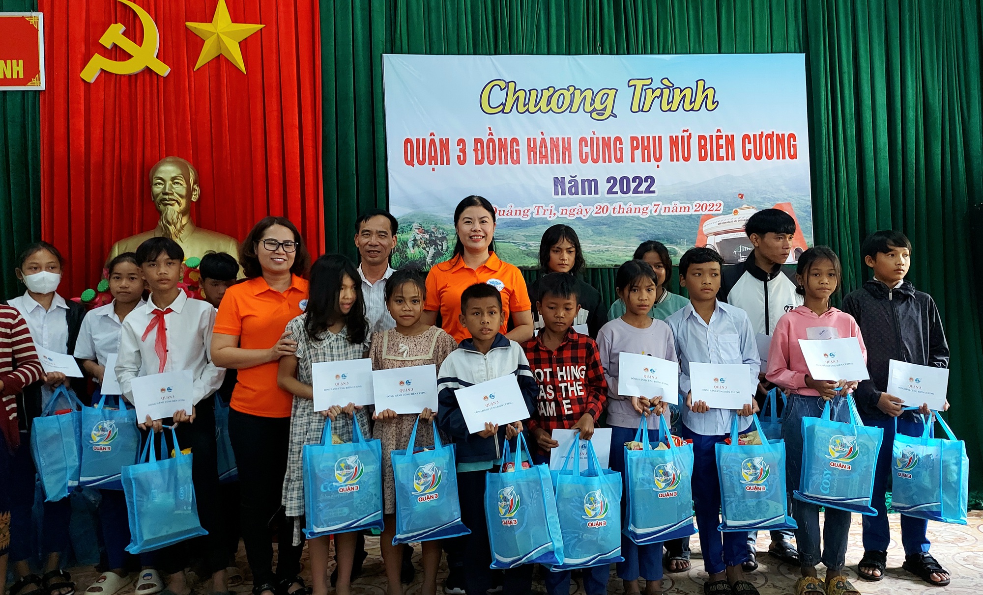 Người d&acirc;n v&ugrave;ng bi&ecirc;n x&uacute;c động nhận cờ Tổ quốc bi&ecirc;n cương - Ảnh 6.