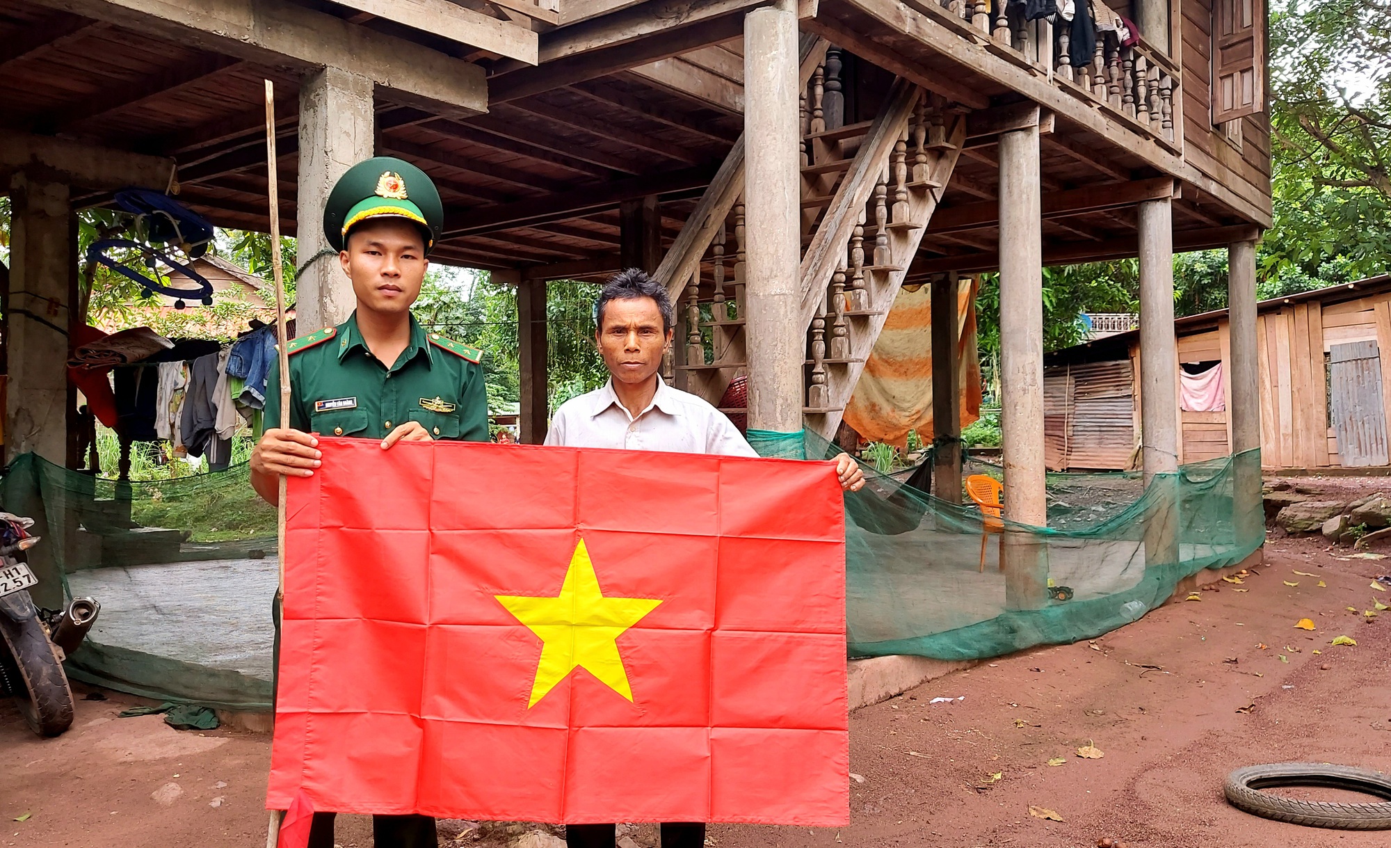 Người d&acirc;n v&ugrave;ng bi&ecirc;n x&uacute;c động nhận cờ Tổ quốc bi&ecirc;n cương - Ảnh 9.