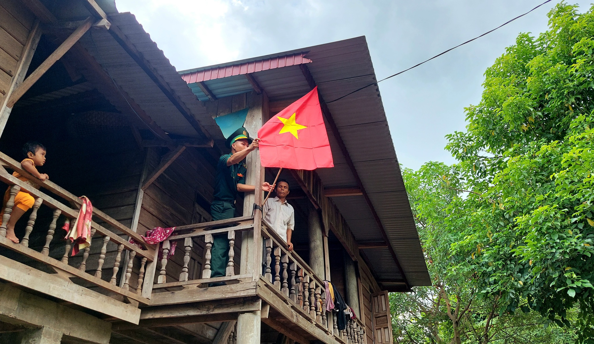 Người d&acirc;n v&ugrave;ng bi&ecirc;n x&uacute;c động nhận cờ Tổ quốc bi&ecirc;n cương - Ảnh 10.