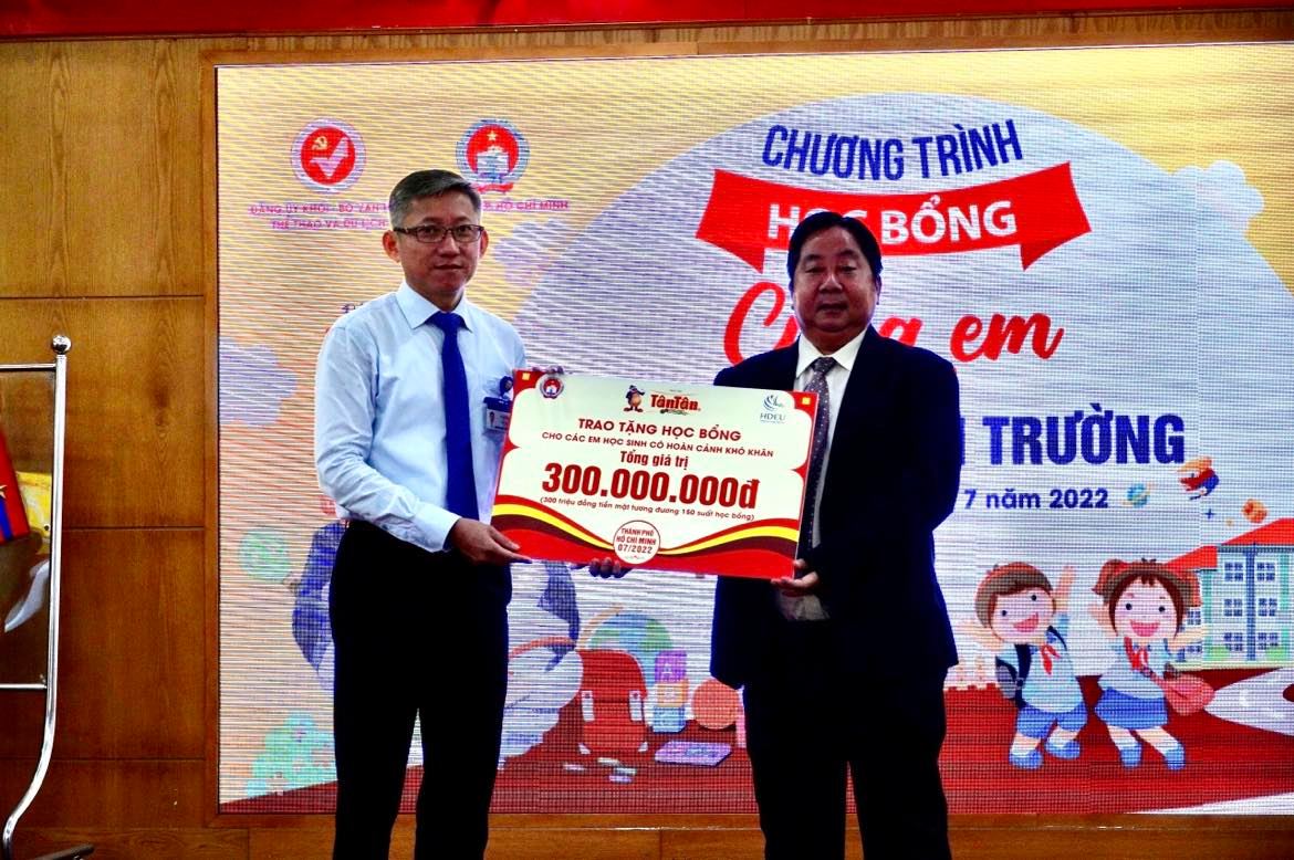 150 học sinh TP HCM nhận học bổng "Cùng em vượt khó đến trường"