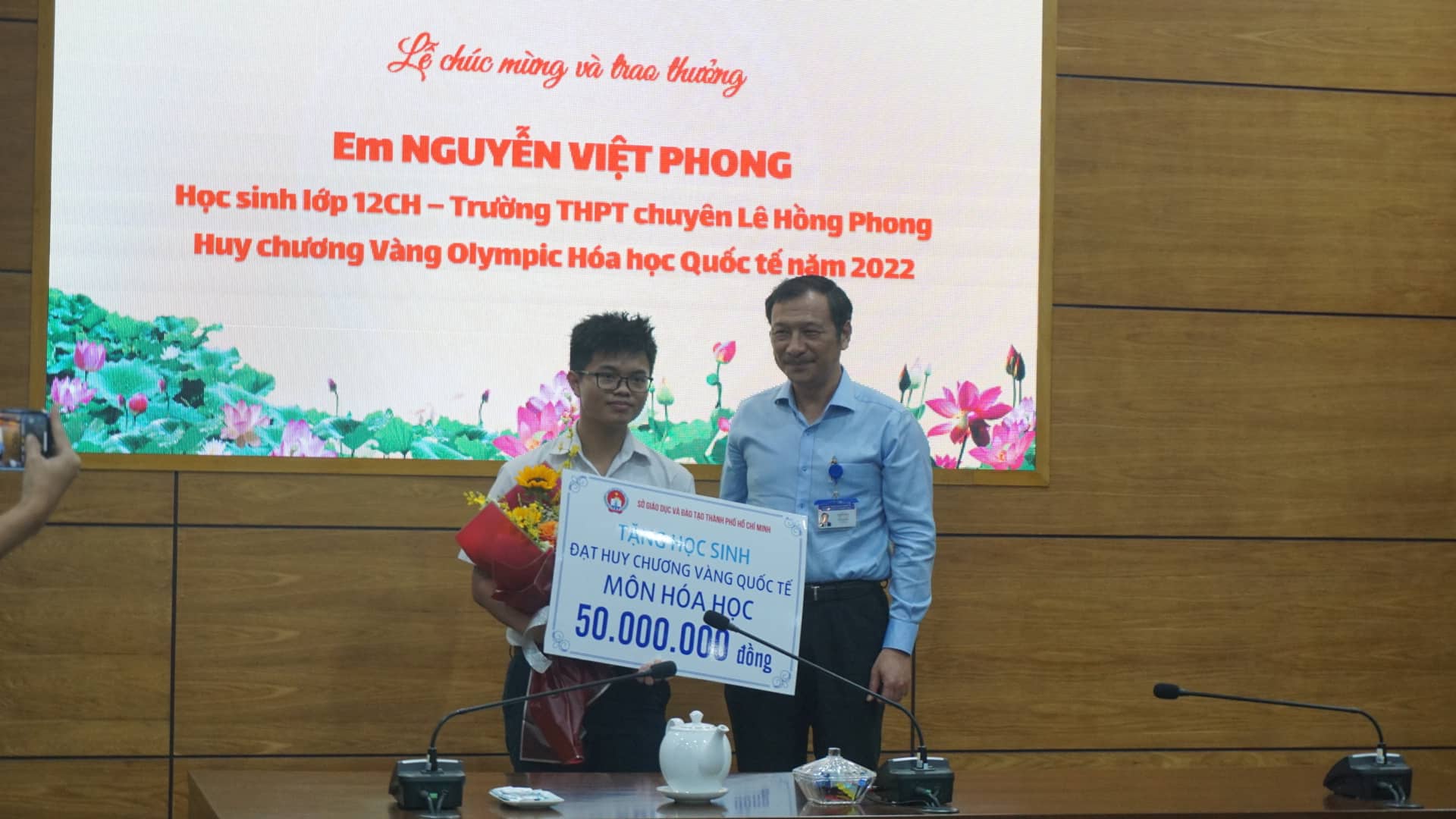TP HCM: Ch&agrave;ng trai v&agrave;ng Olympic H&oacute;a học quốc tế 2022 nhận mưa tiền thưởng  - Ảnh 1.