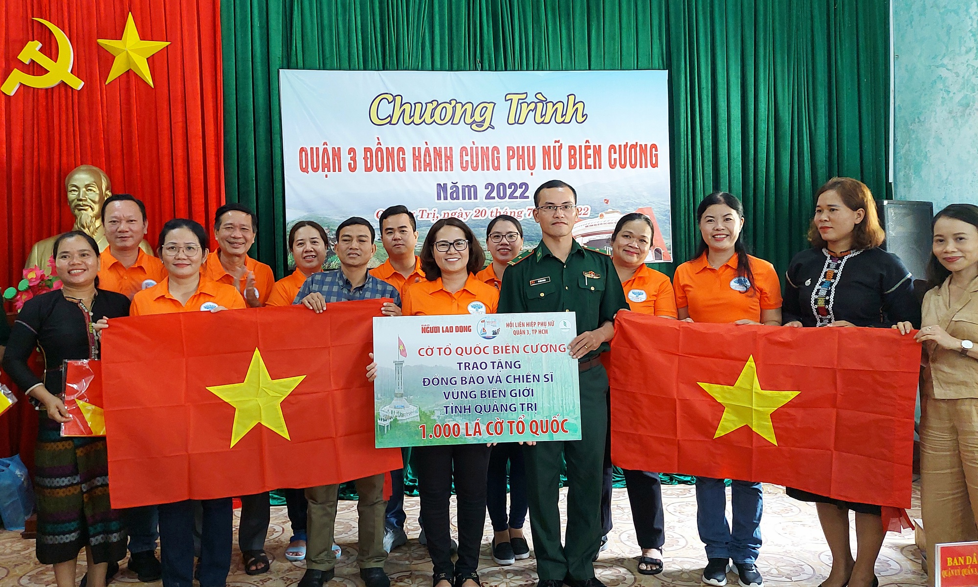 Người d&acirc;n v&ugrave;ng bi&ecirc;n x&uacute;c động nhận cờ Tổ quốc bi&ecirc;n cương - Ảnh 1.