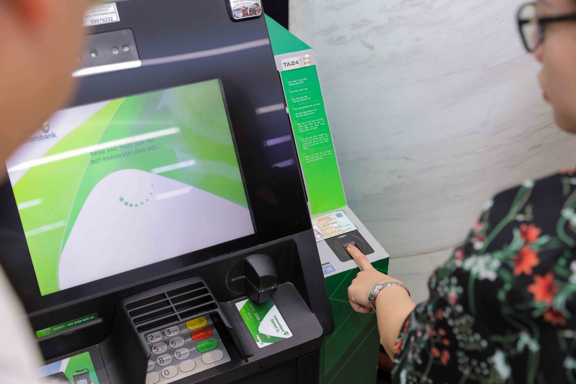 Vietcombank triển khai ứng dụng căn cước công dân gắn chip trong các giao dịch