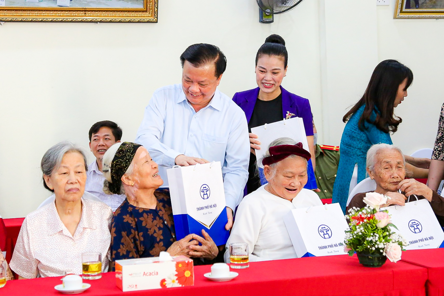 Bí thư Hà Nội Đinh Tiến Dũng thăm và tặng quà người có công - Ảnh 3.