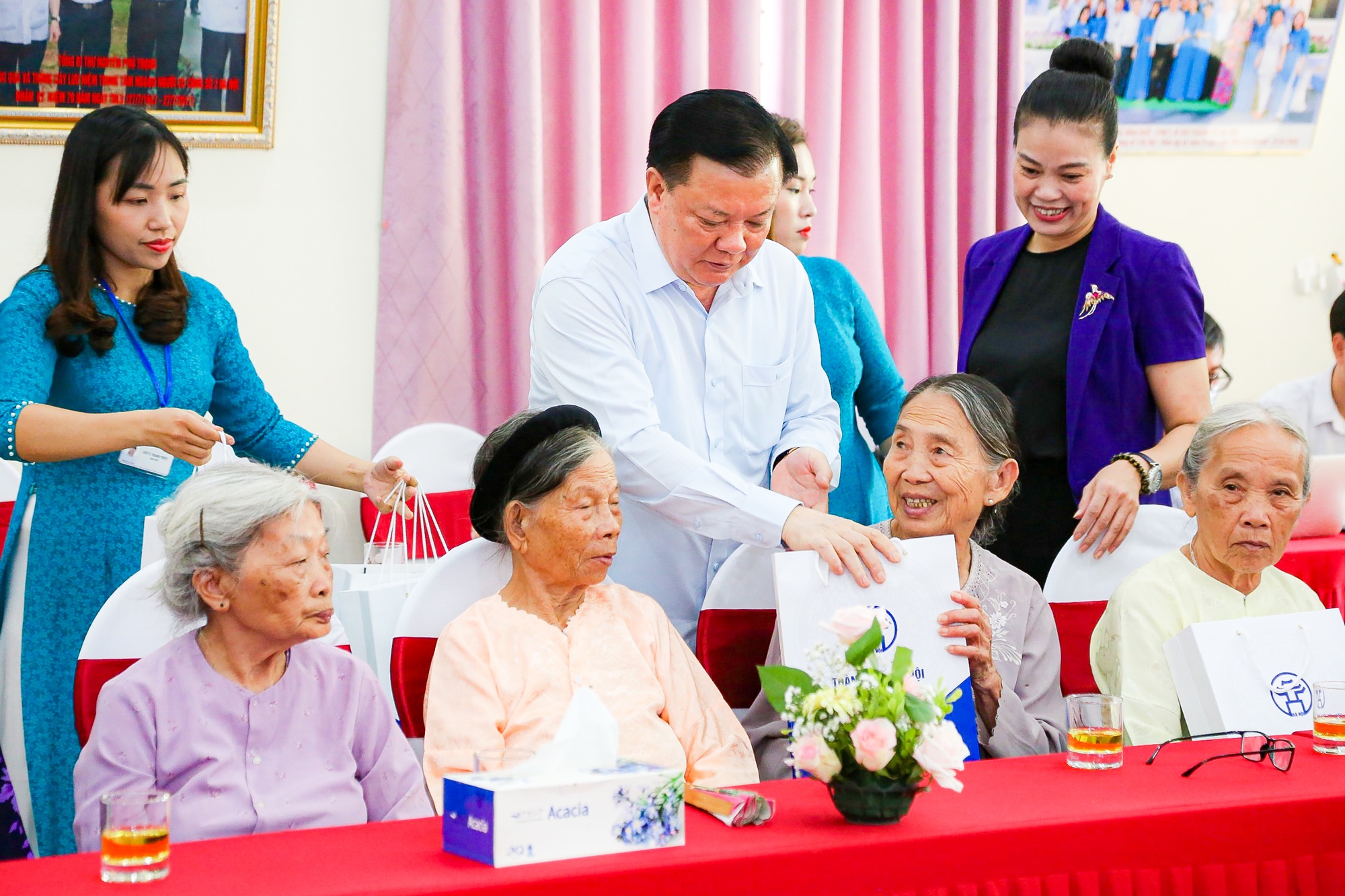 Bí thư Hà Nội Đinh Tiến Dũng thăm và tặng quà người có công - Ảnh 4.