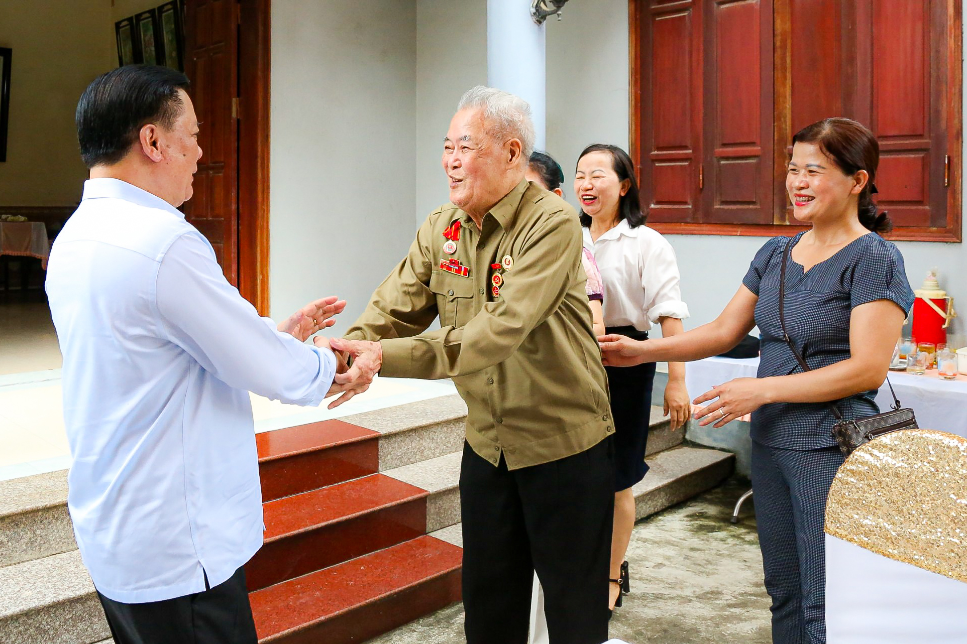 Bí thư Hà Nội Đinh Tiến Dũng thăm và tặng quà người có công - Ảnh 7.
