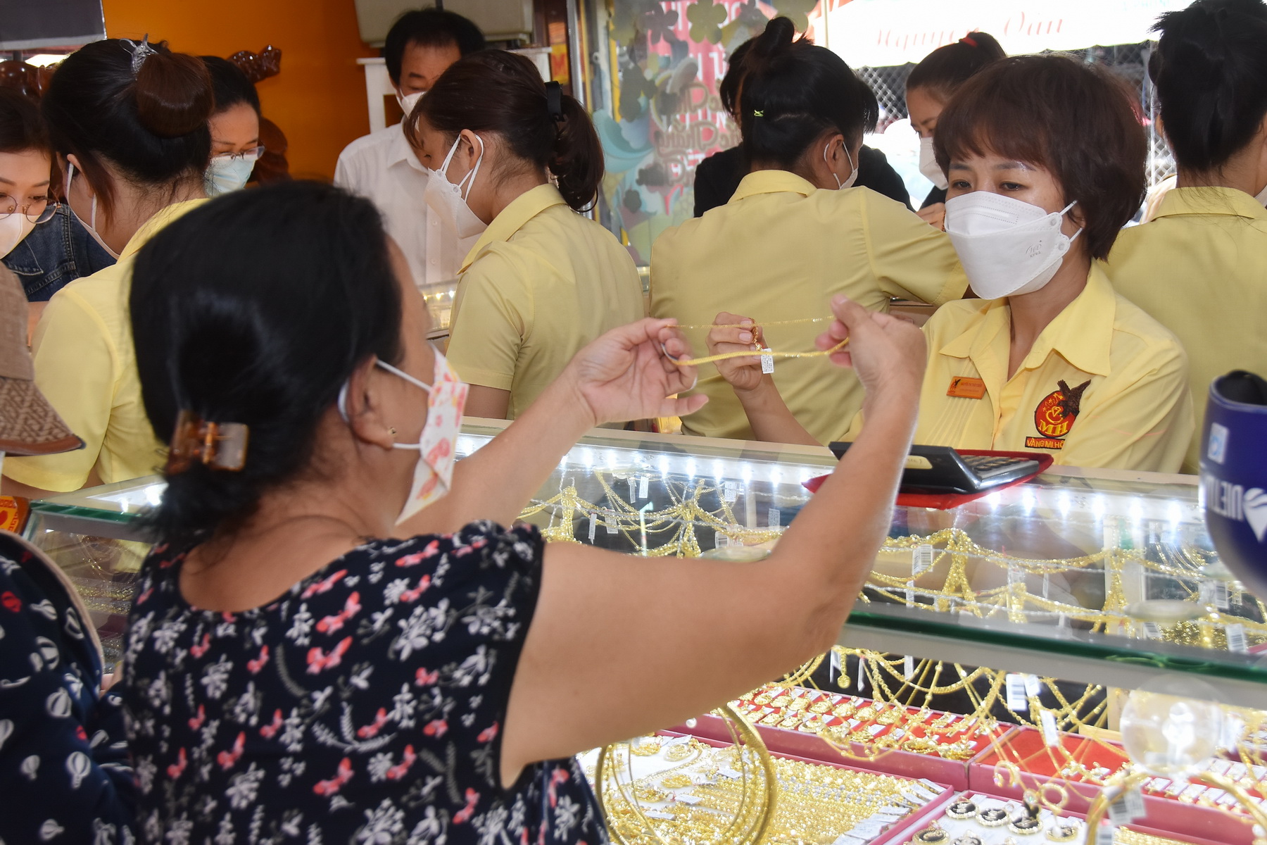 Giá vàng hôm nay 20-7: USD bị bán tháo, vàng bắt đầu tăng giá