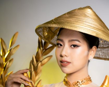 Ngô Ngọc Gia Hân mang  trâu vàng, nón lá, lúa, rơm đi "đánh" xứ người