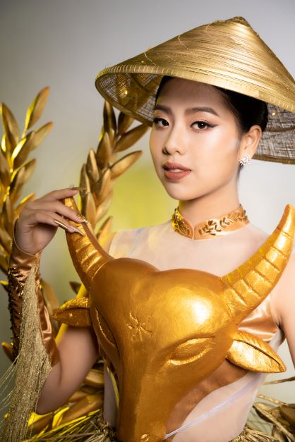 Ngô Ngọc Gia Hân mang trâu vàng, nón lá, lúa, rơm đi đánh xứ người - Ảnh 3.