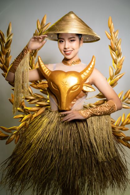 Ngô Ngọc Gia Hân mang trâu vàng, nón lá, lúa, rơm đi đánh xứ người - Ảnh 2.