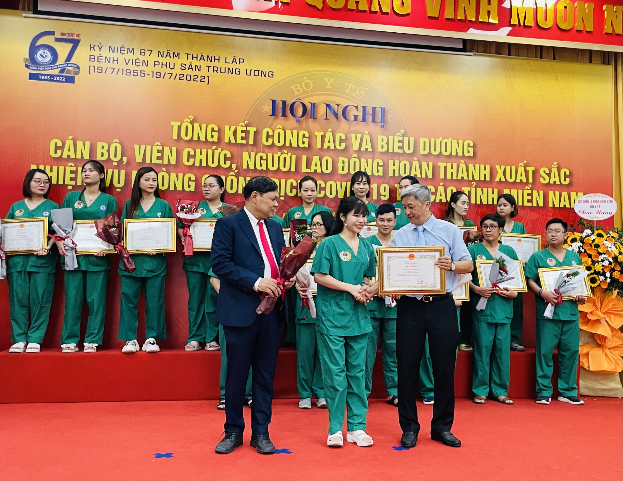 T&ocirc;n vinh nh&acirc;n vi&ecirc;n y tế Nam tiến chống dịch Covid-19 - Ảnh 1.