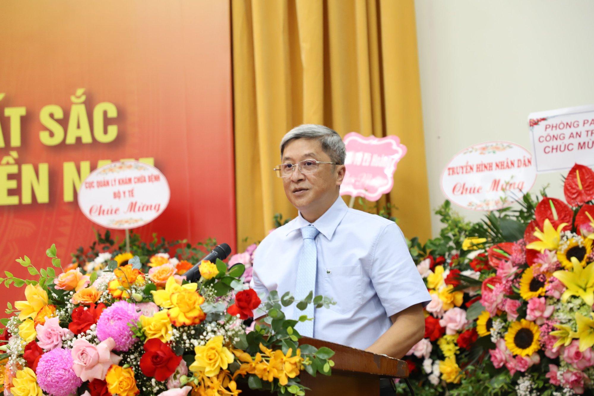 T&ocirc;n vinh nh&acirc;n vi&ecirc;n y tế Nam tiến chống dịch Covid-19 - Ảnh 3.