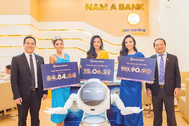 Top 3 Hoa hậu Ho&agrave;n vũ Việt Nam 2022 trải nghiệm kh&ocirc;ng gian giao dịch số tại Nam A Bank - Ảnh 1.