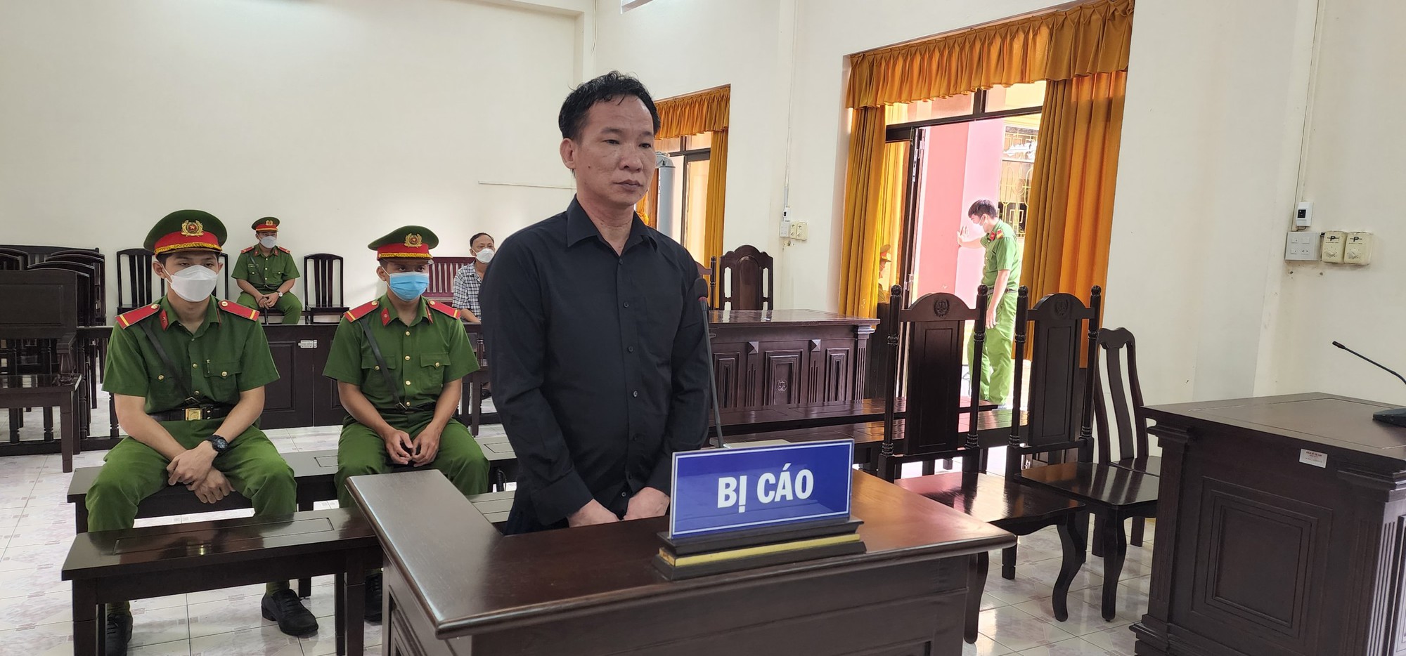 CLIP: Gã đàn ông giấu ma túy đá vào thùng cà phê - Ảnh 2.