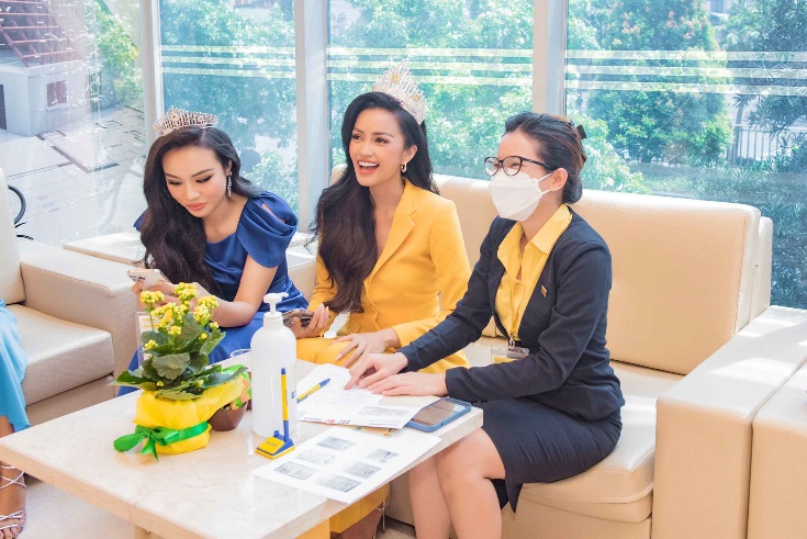 Top 3 Hoa hậu Ho&agrave;n vũ Việt Nam 2022 trải nghiệm kh&ocirc;ng gian giao dịch số tại Nam A Bank - Ảnh 3.