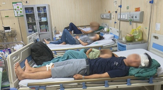 Xe kh&aacute;ch t&ocirc;ng xe bồn khiến nhiều người thương vong: T&agrave;i xế c&oacute; biểu hiện buồn ngủ - Ảnh 2.