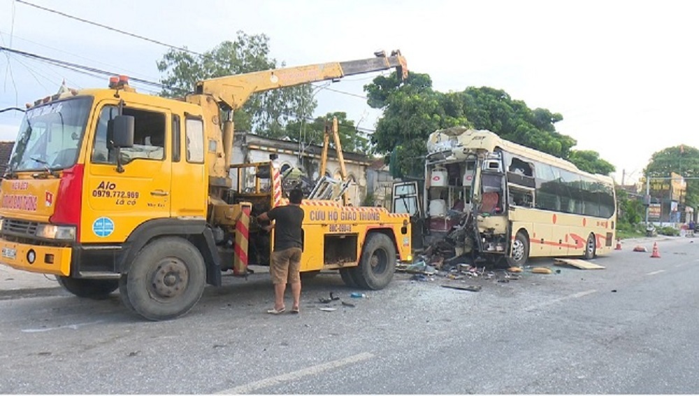 Xe kh&aacute;ch t&ocirc;ng xe bồn khiến nhiều người thương vong: T&agrave;i xế c&oacute; biểu hiện buồn ngủ - Ảnh 1.
