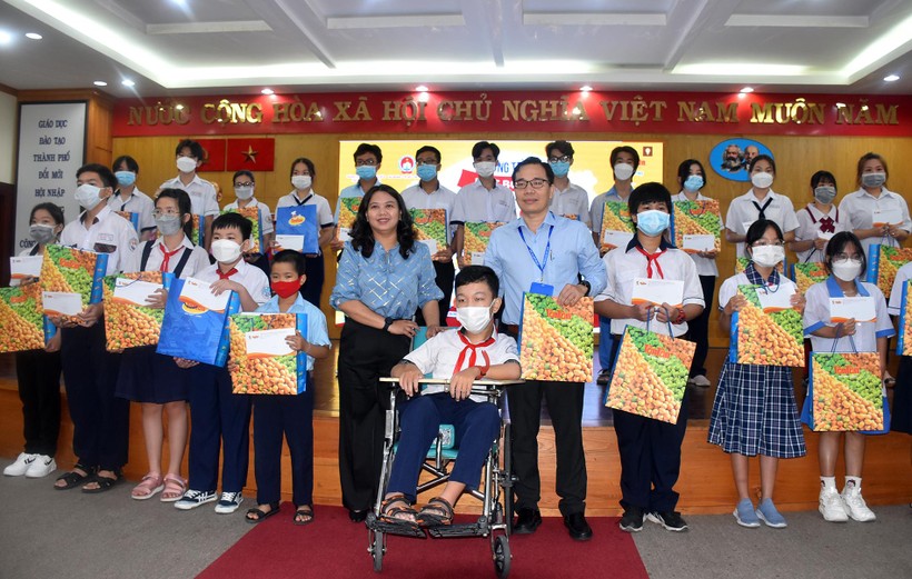 150 học sinh TP HCM nhận học bổng C&ugrave;ng em vượt kh&oacute; đến trường - Ảnh 1.