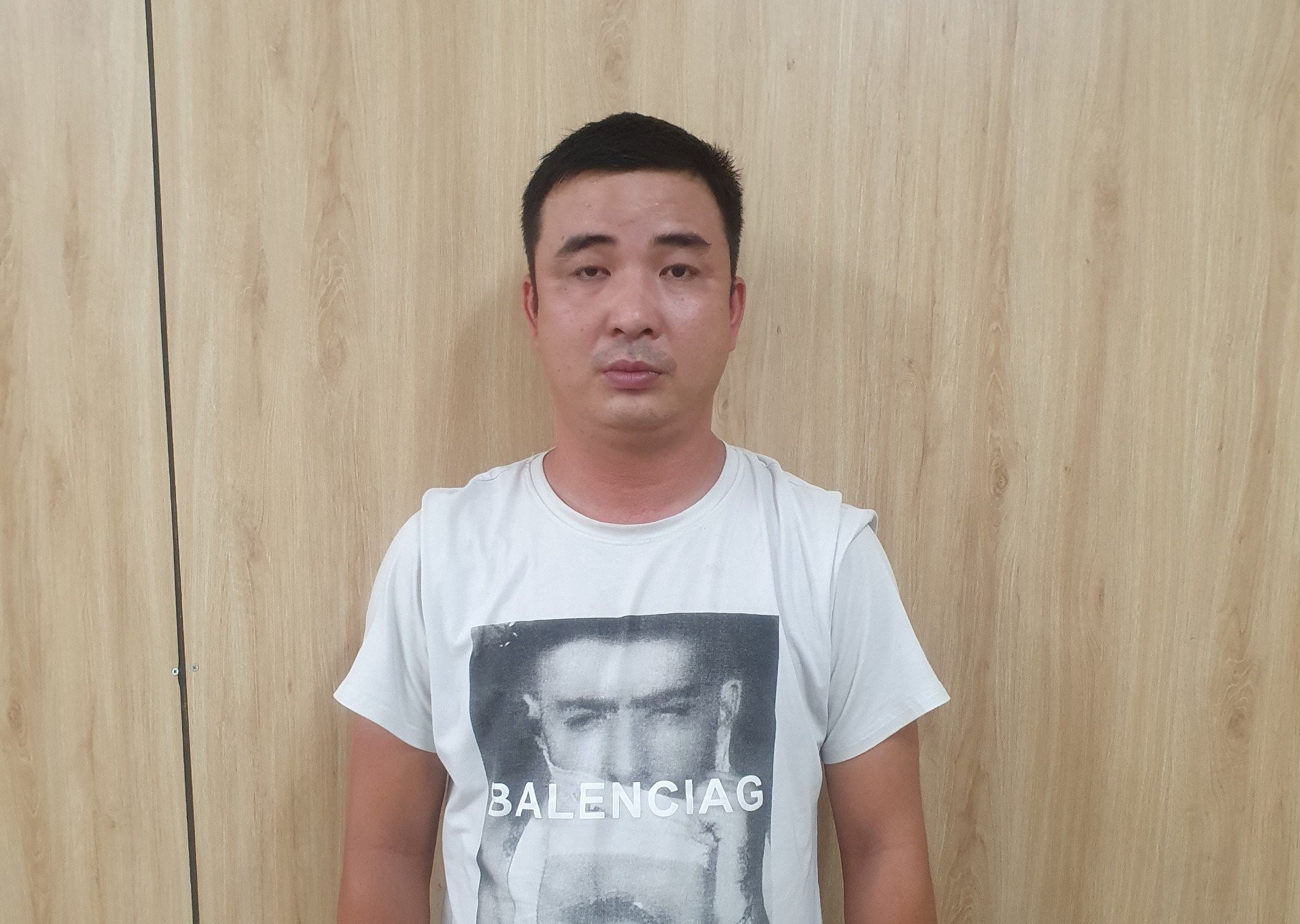 Đi chơi với bồ, bị chồng cũ t&ocirc;ng - Ảnh 1.