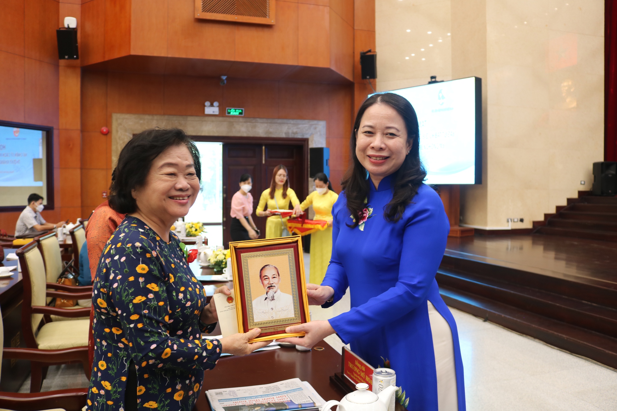 Chủ tịch Hội Li&ecirc;n hiệp Phụ nữ Việt Nam bật kh&oacute;c trong buổi nhắc nhớ k&yacute; ức - Ảnh 7.