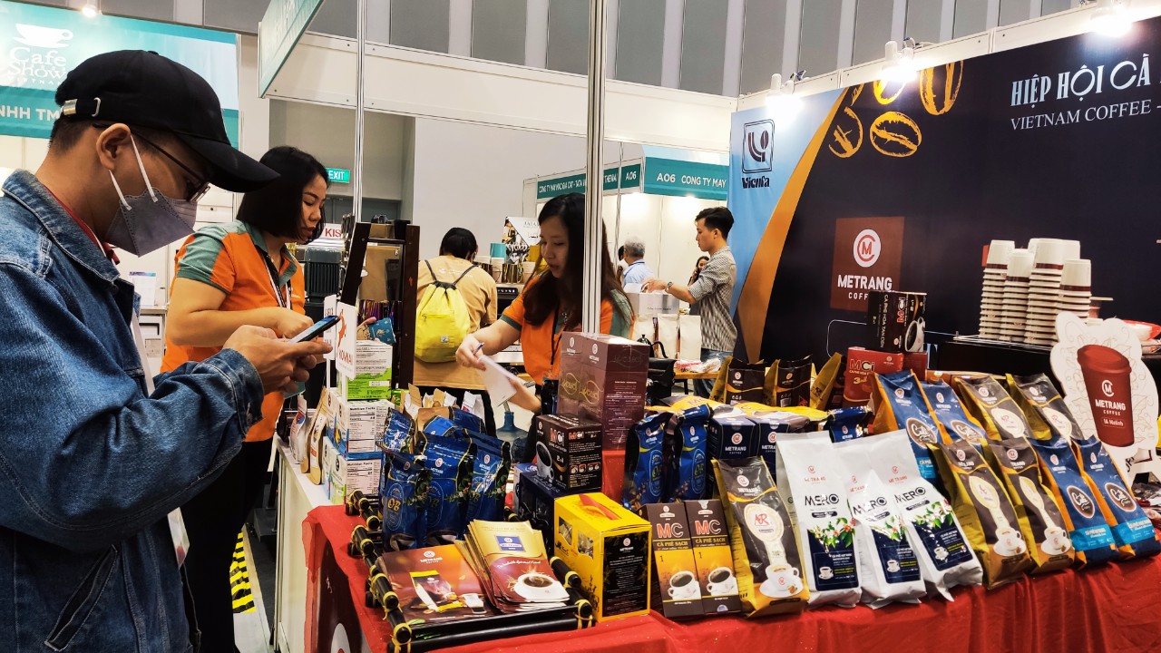 T&iacute;n đồ c&agrave; ph&ecirc; xếp h&agrave;ng d&agrave;i chờ v&agrave;o xem Cafe Show 2022 - Ảnh 4.