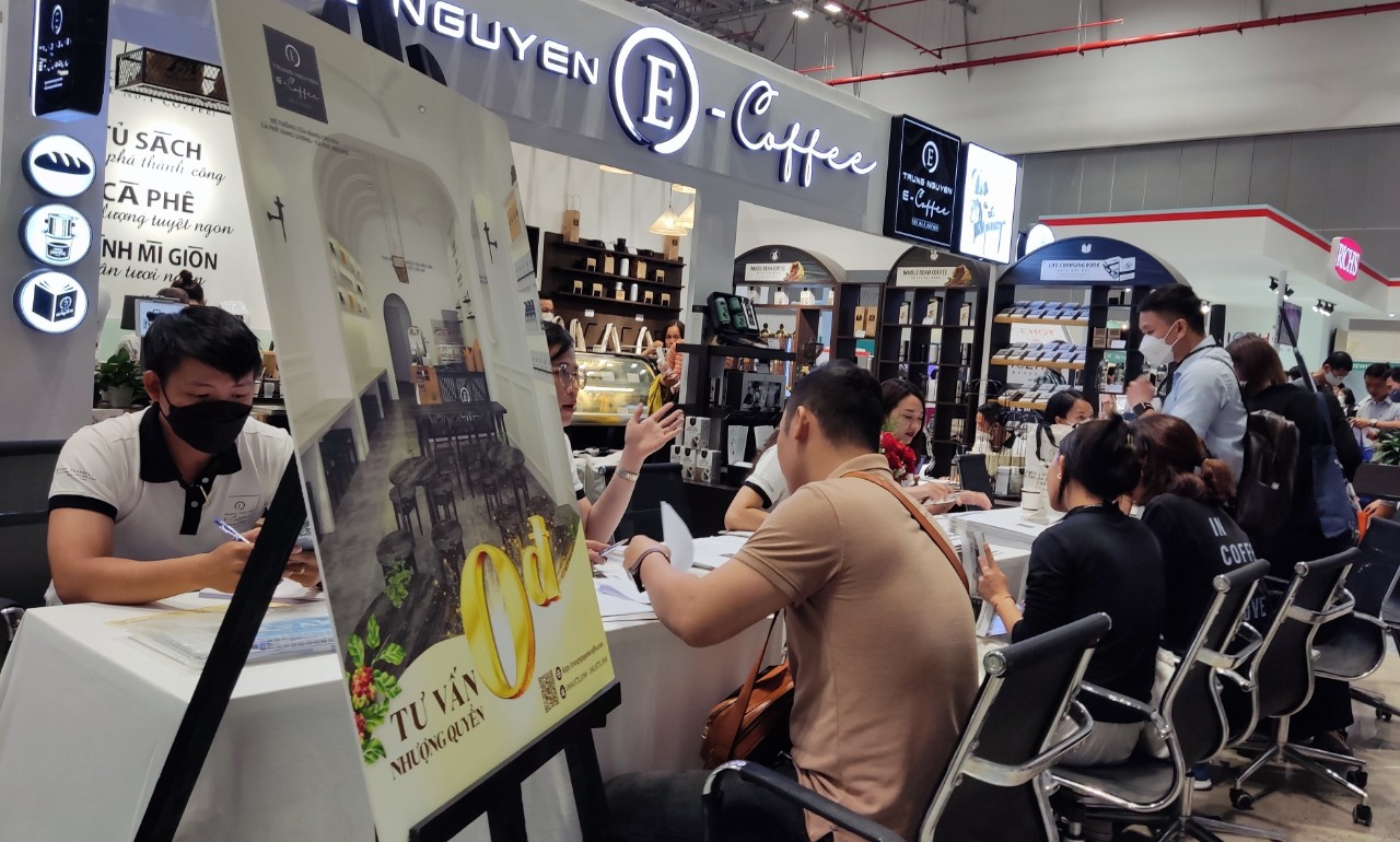 T&iacute;n đồ c&agrave; ph&ecirc; xếp h&agrave;ng d&agrave;i chờ v&agrave;o xem Cafe Show 2022 - Ảnh 5.
