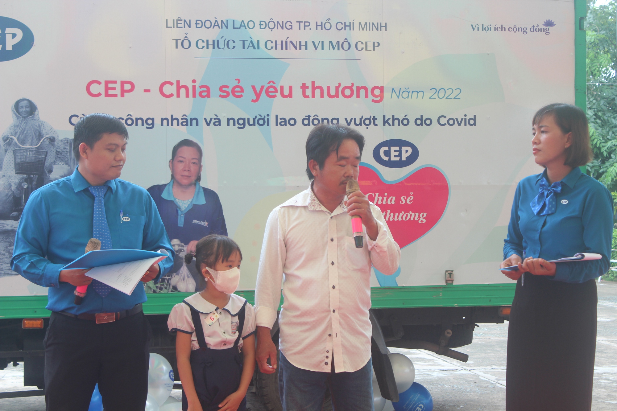 Người lao động ngh&egrave;o x&uacute;c động khi được hỗ trợ x&acirc;y sửa nh&agrave;, tặng thẻ BHYT - Ảnh 2.