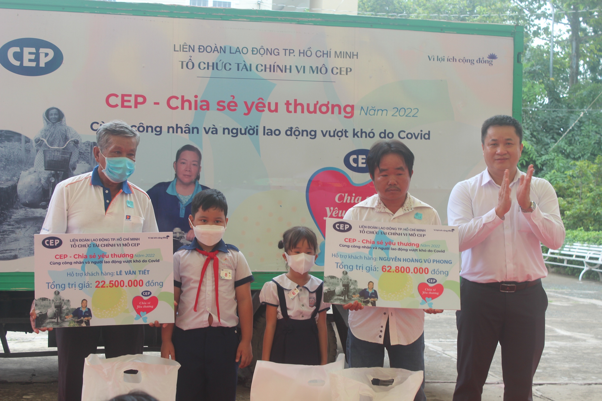 Người lao động ngh&egrave;o x&uacute;c động khi được hỗ trợ x&acirc;y sửa nh&agrave;, tặng thẻ BHYT - Ảnh 1.