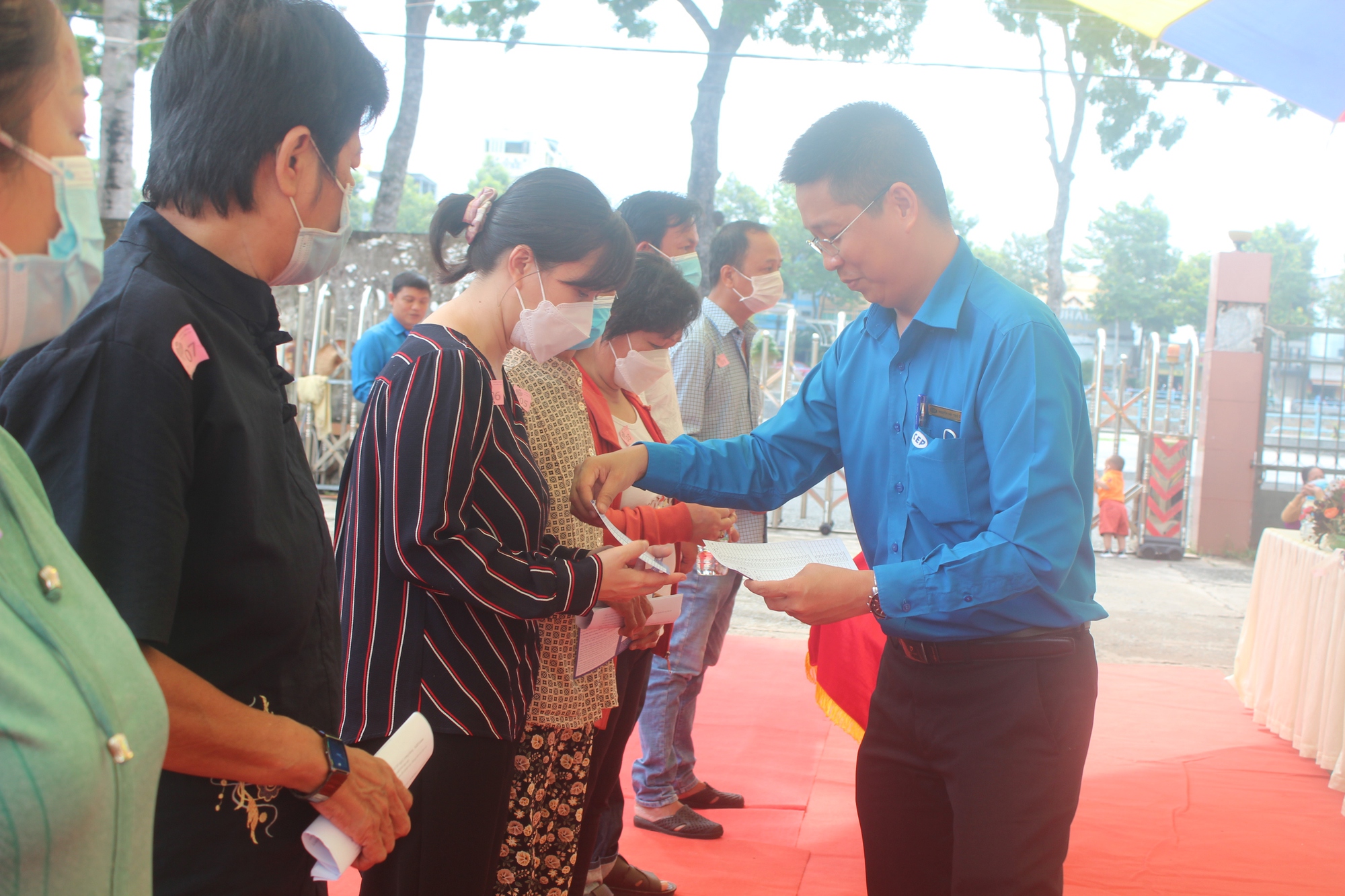 Người lao động ngh&egrave;o x&uacute;c động khi được hỗ trợ x&acirc;y sửa nh&agrave;, tặng thẻ BHYT - Ảnh 3.
