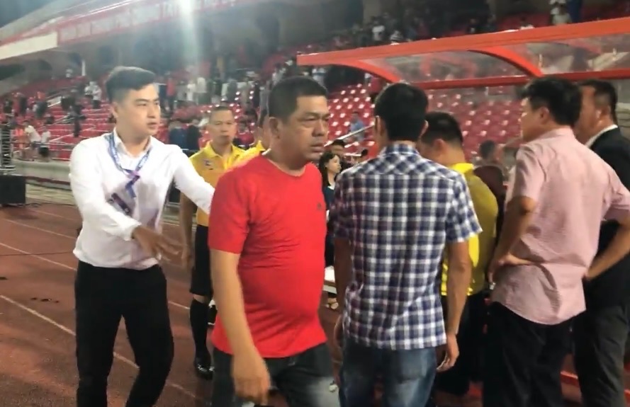 Cấm CĐV phun nước bọt vào người trọng tài không được vào sân trong 3 năm