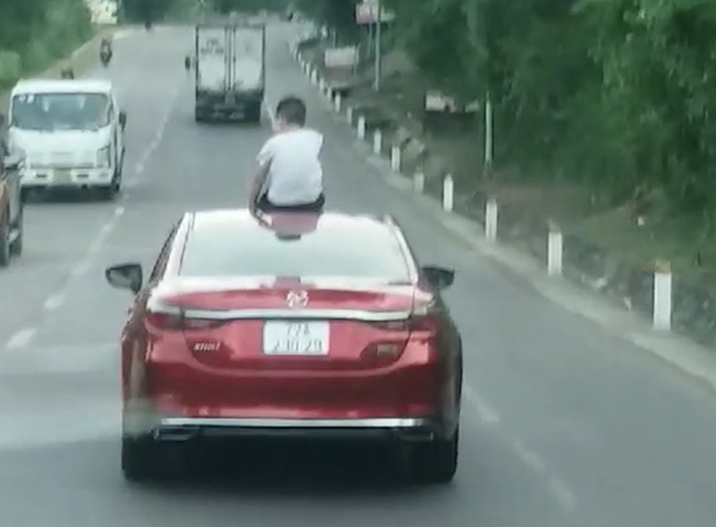 Phạt nặng nữ tài xế lái ô tô để con ngồi trên mui xe