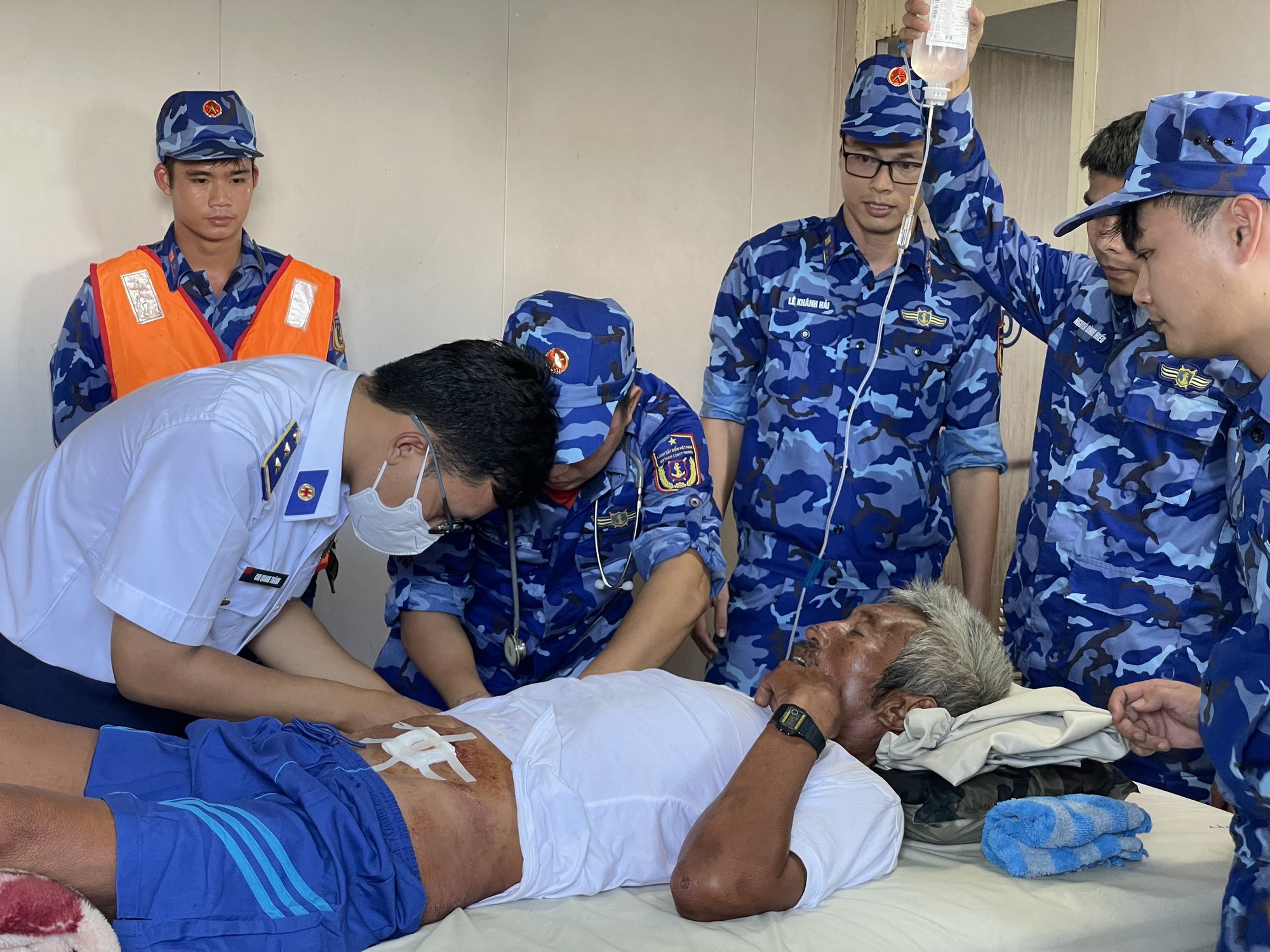 4 ngư d&acirc;n kể lại chuyện sống s&oacute;t thần kỳ sau 9 ng&agrave;y l&ecirc;nh đ&ecirc;nh tr&ecirc;n biển - Ảnh 2.