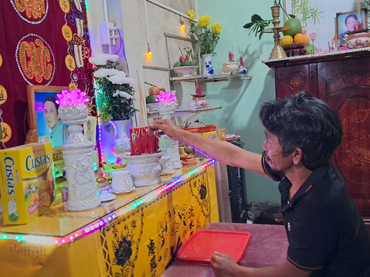 Thêm 5 người thoát chết trở về từ con tàu đắm