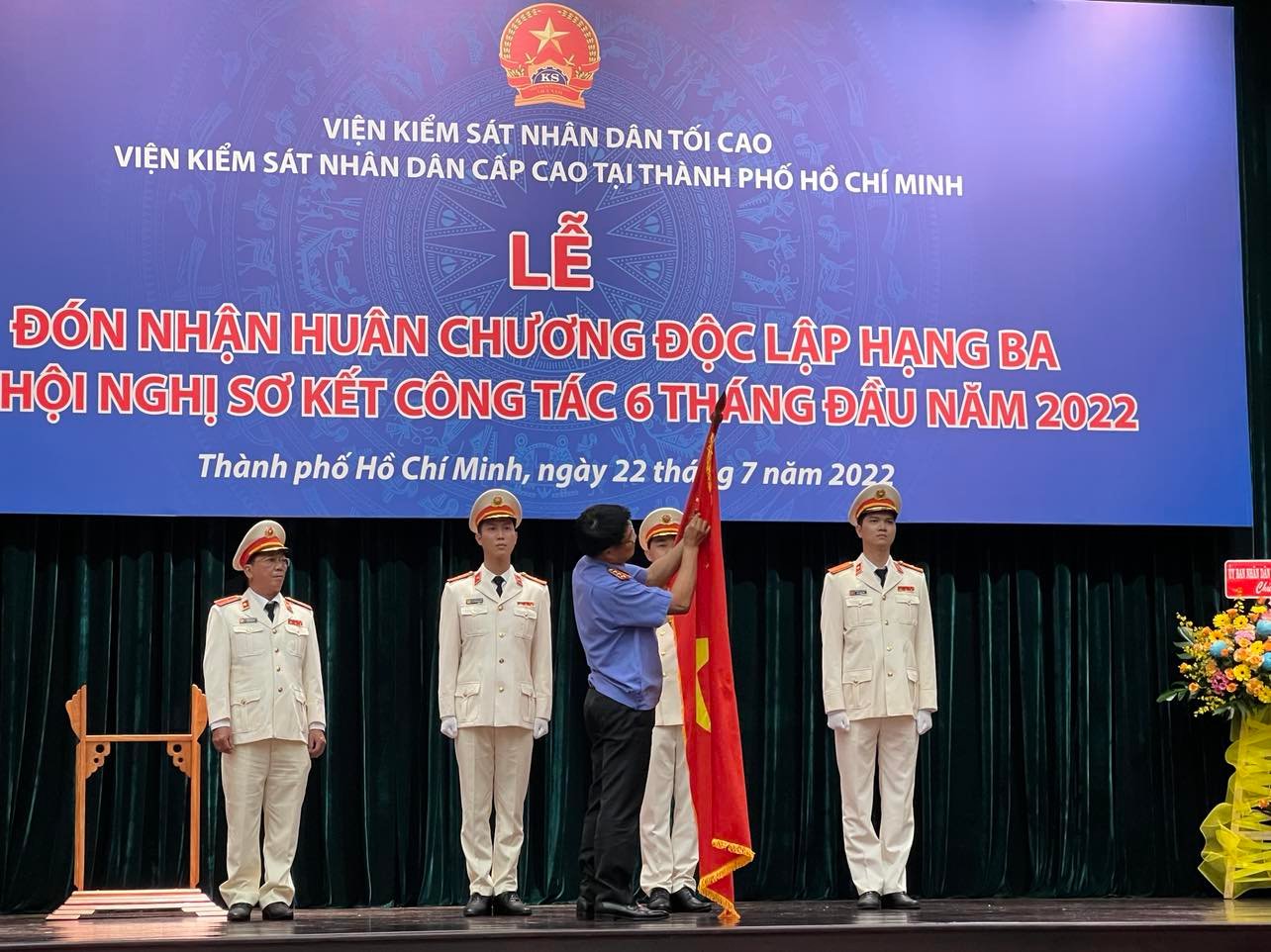 VKSND Cấp cao tại TP HCM đ&oacute;n nhận Hu&acirc;n chương Độc lập hạng Ba - Ảnh 2.