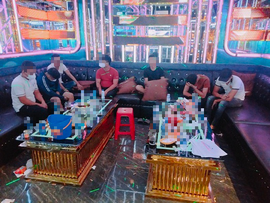 21 nam nữ tại Quảng Nam v&agrave;o karaoke chơi ma t&uacute;y - Ảnh 1.