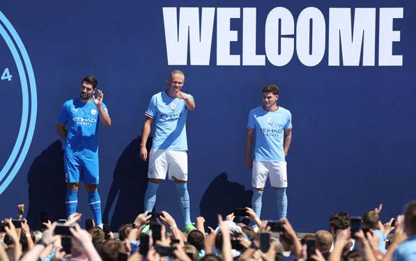 Hố sâu ngăn cách Man City - Liverpool