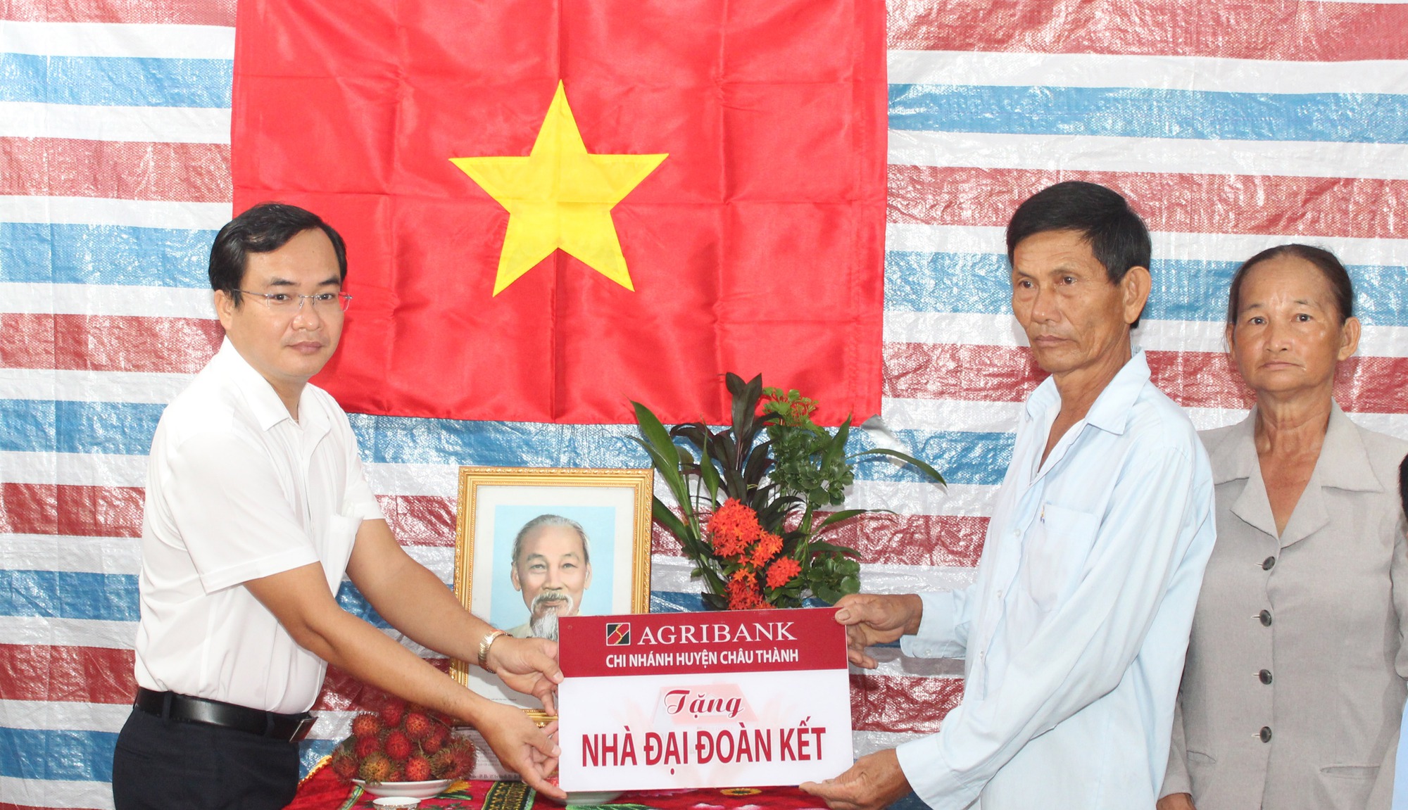 Agribank Ch&acirc;u Th&agrave;nh &ndash; Tiền Giang b&agrave;n giao 4 nh&agrave; đại đo&agrave;n kết - Ảnh 1.
