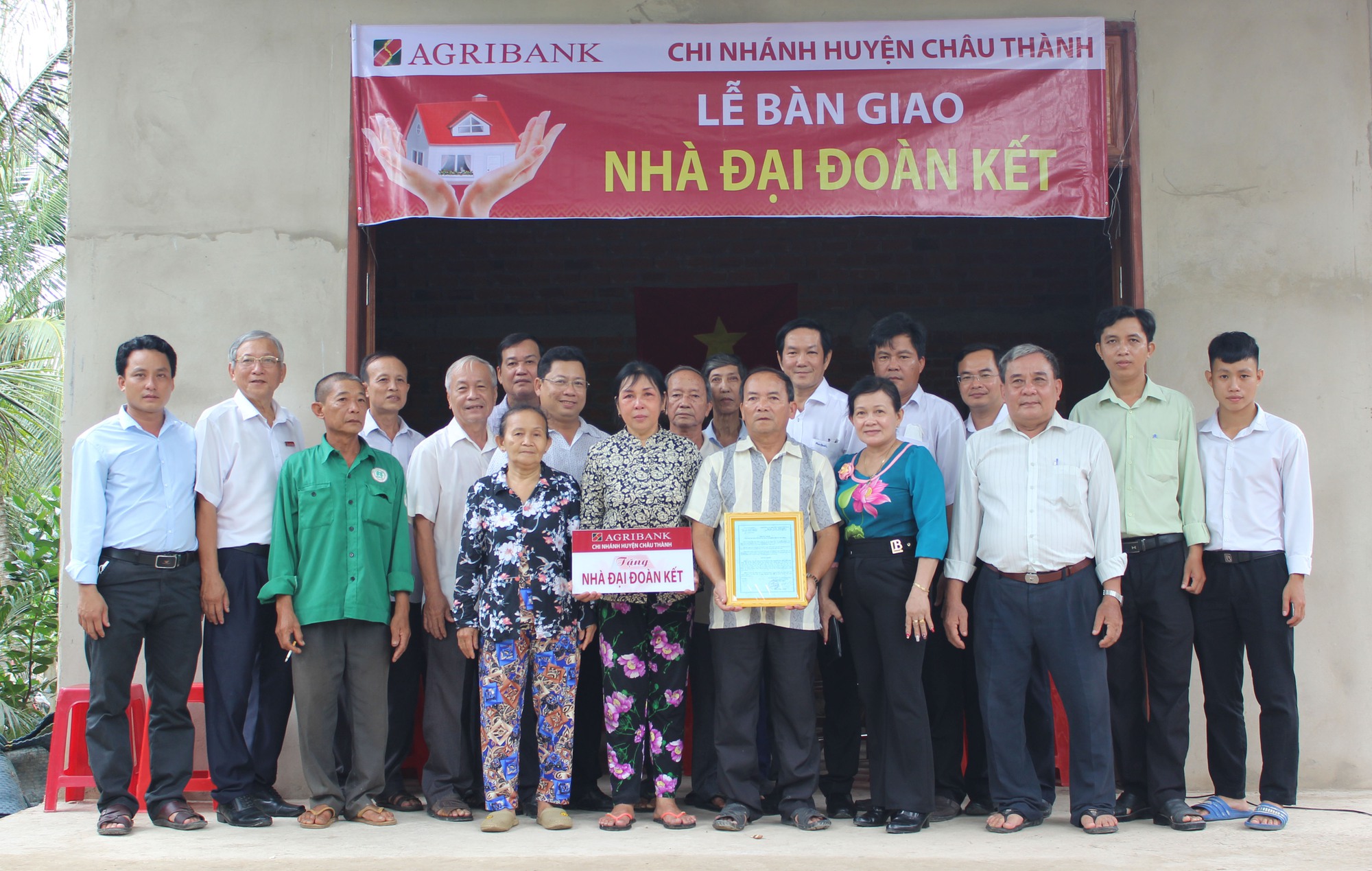Agribank Ch&acirc;u Th&agrave;nh &ndash; Tiền Giang b&agrave;n giao 4 nh&agrave; đại đo&agrave;n kết - Ảnh 4.