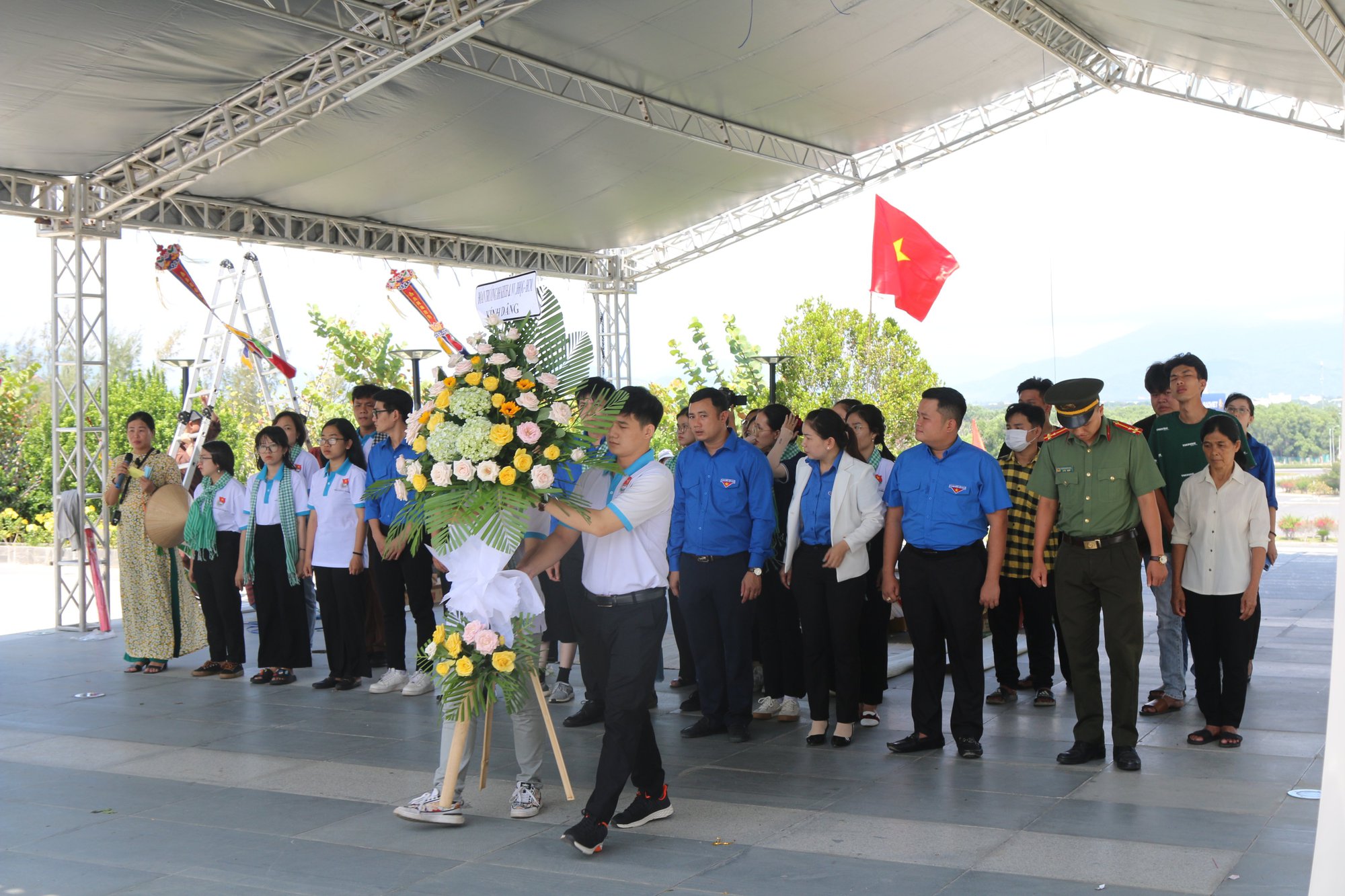 Cờ Tổ quốc đến với ngư d&acirc;n Cam L&acirc;m, Cam Ranh - Ảnh 4.