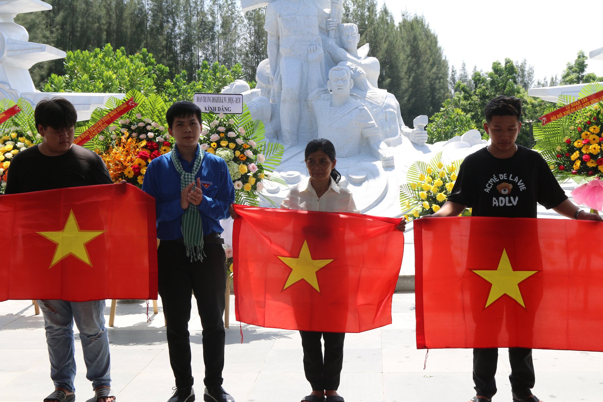 Cờ Tổ quốc đến với ngư dân Cam Lâm, Cam Ranh