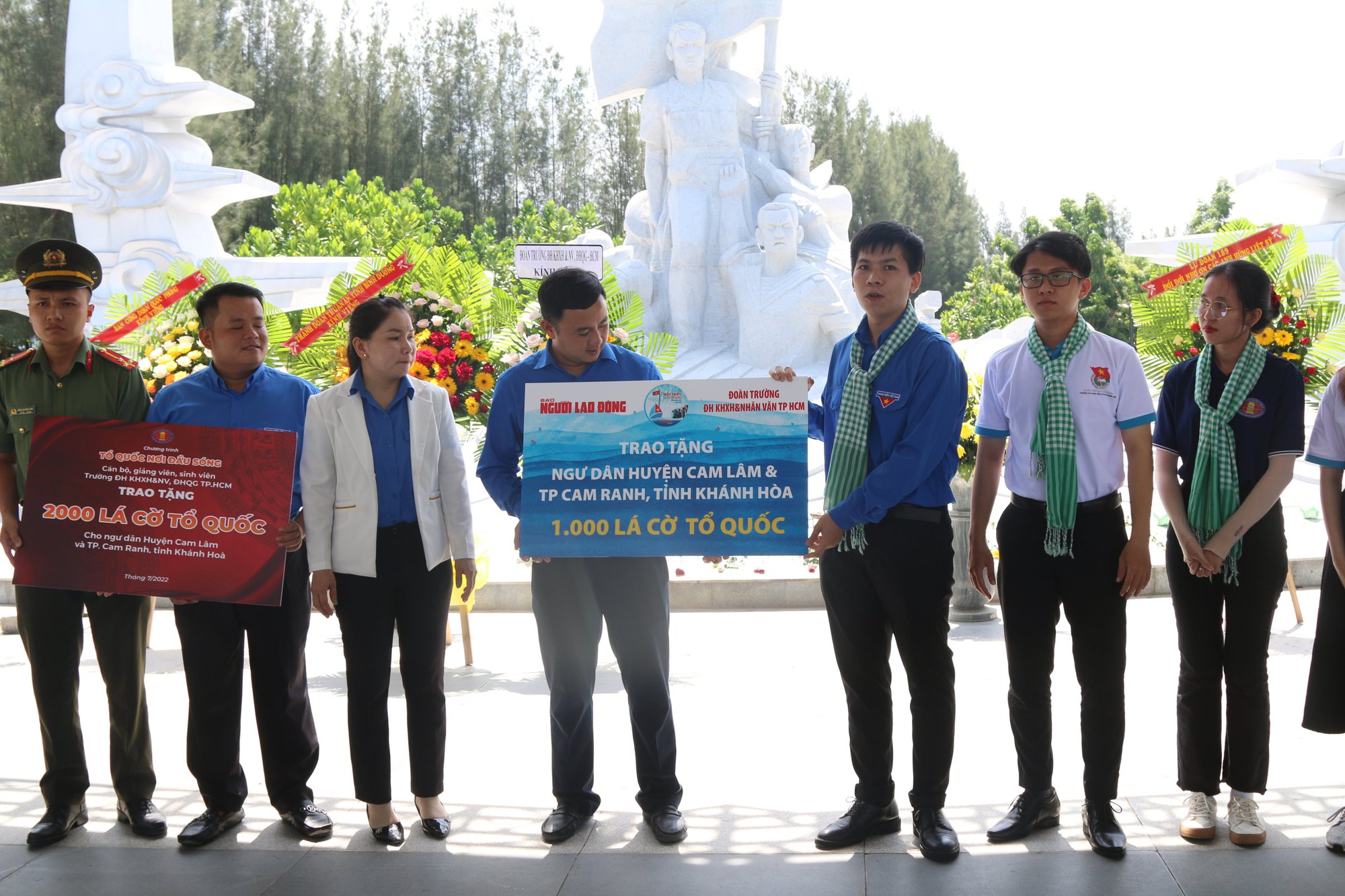 Cờ Tổ quốc đến với ngư d&acirc;n Cam L&acirc;m, Cam Ranh - Ảnh 1.