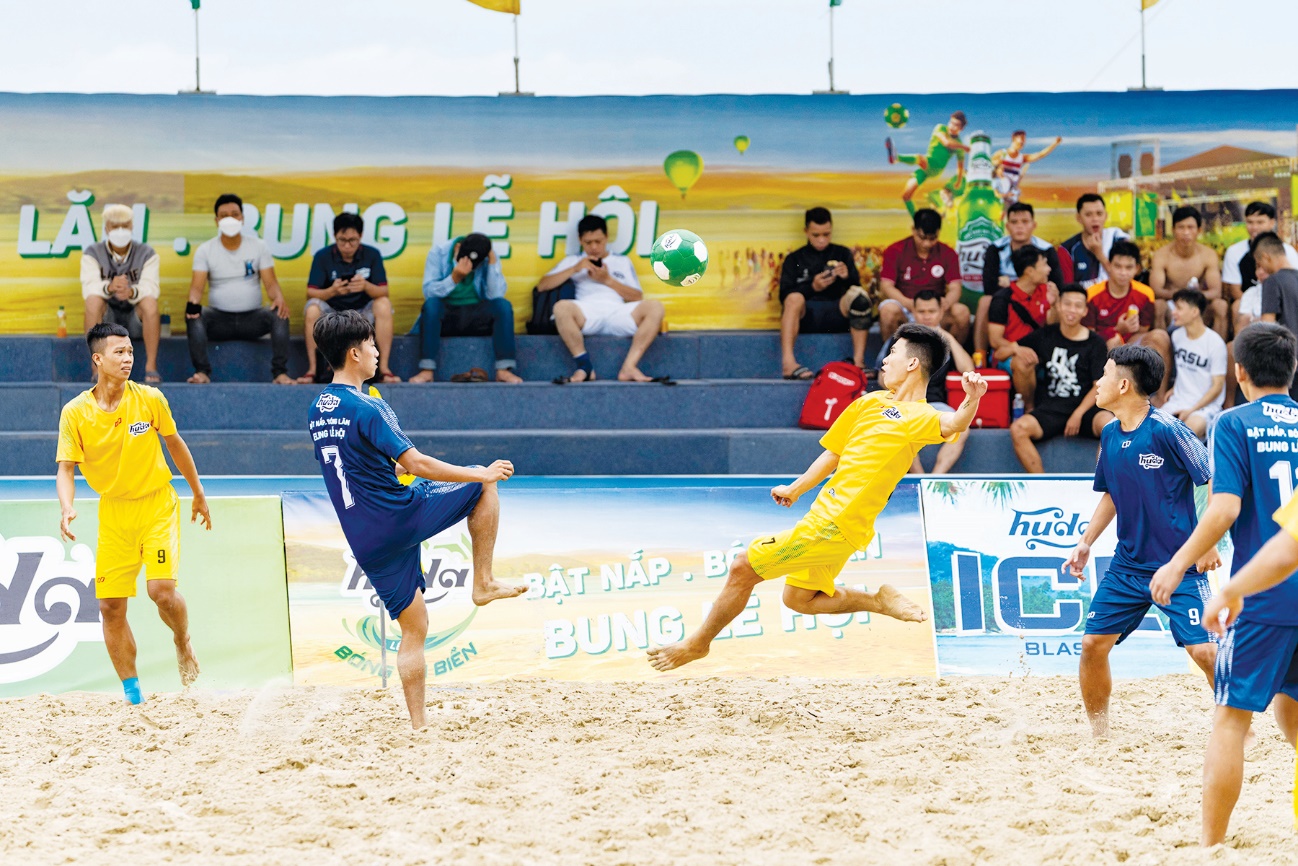Miền Trung sôi động với Lễ hội Bóng đá biển Huda 2022